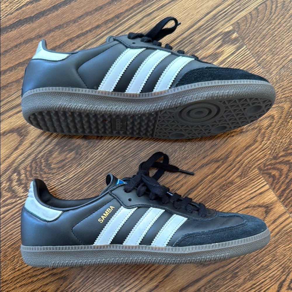 Adidas Black and White Sneakers Sleek Design - Picture 3 of 5